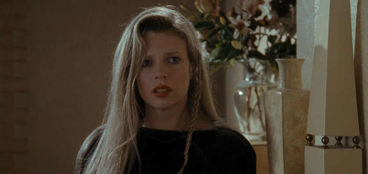 Kim Basinger intrepreta a la osada reportera gráfica Vicky Vale, el interés romántico de Bruce Wayne. 