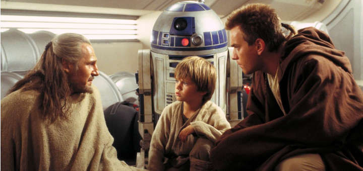 Qui-Gon Jinn (Liam Neeson), Anakin Skywalker (Jake Lloyd) y Obi-Wan Kenobi (Ewan McGregor). R2-D2 (Kenny Baker) se encuentra al fondo. Escena de ‘Star Wars: Episode I – The Phantom Menace’ de 1999.