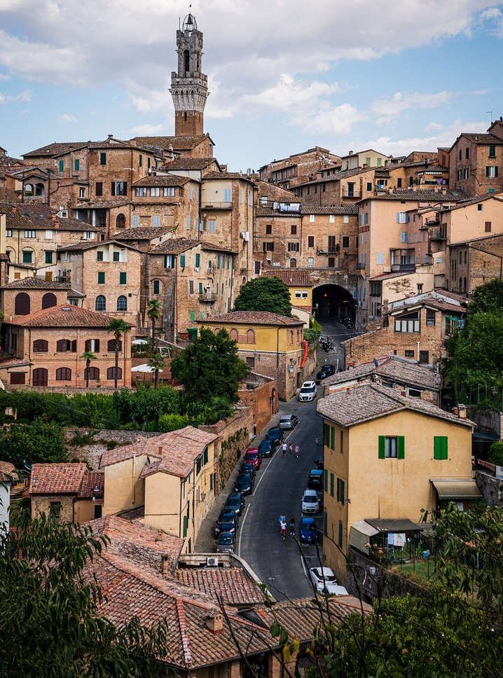 Hermosa panorámica de la ciudad de Siena, la cual es un municipio italiano, capital de la provincia del mismo nombre, en la región de Toscana.