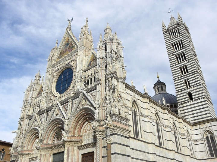 Vista exterior de la catedral de Siena.